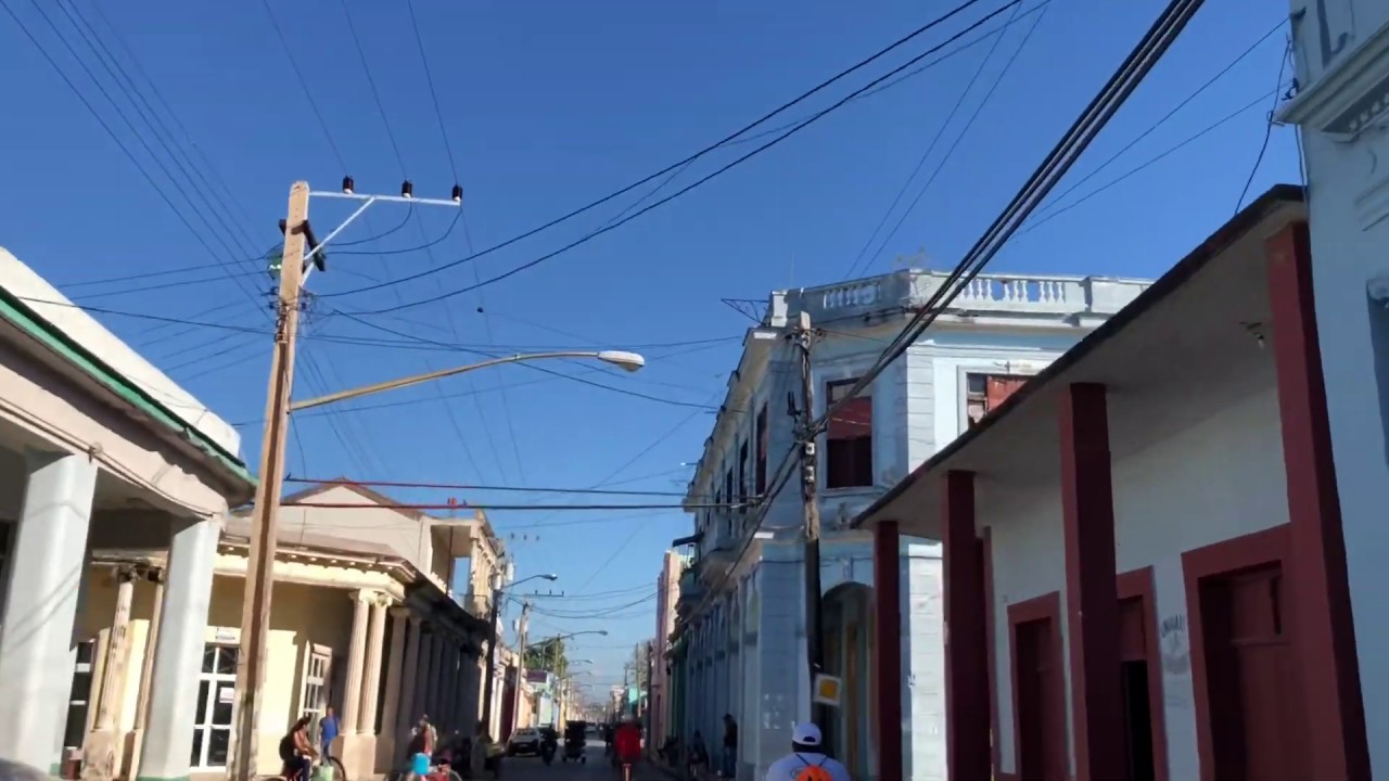 Mor&oacute;n Cuba  sus Calles Centricas con  Carretas