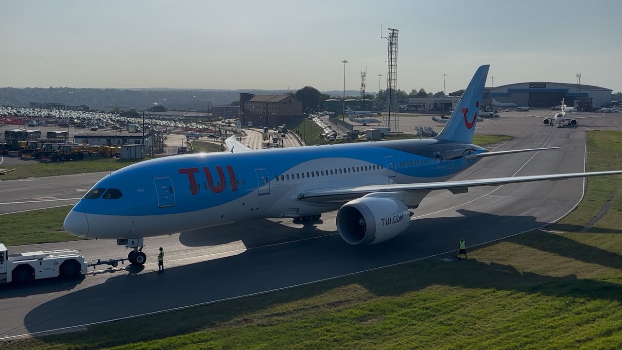 RARE TUI Boeing 787-8 Dreamliner G-TUII CLOSE UP Startup, Taxi & Departure at London Luton | 3/5/25