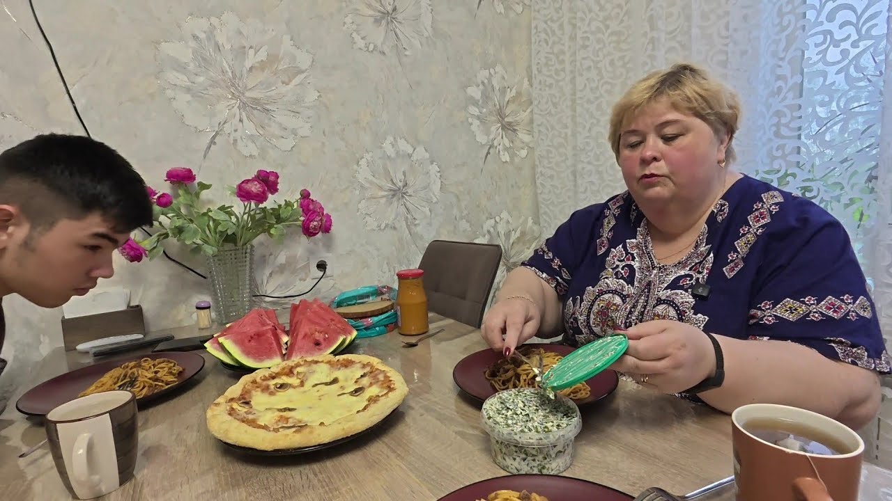 Готовлю  пасту болоньеза. Засолила  скумбрию  как мы любим.