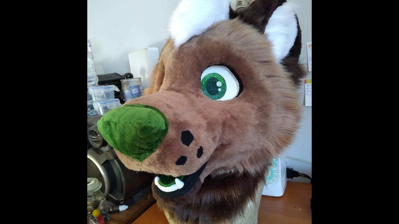 Shaving a fursuit head / rasurando una cabeza de fursuit