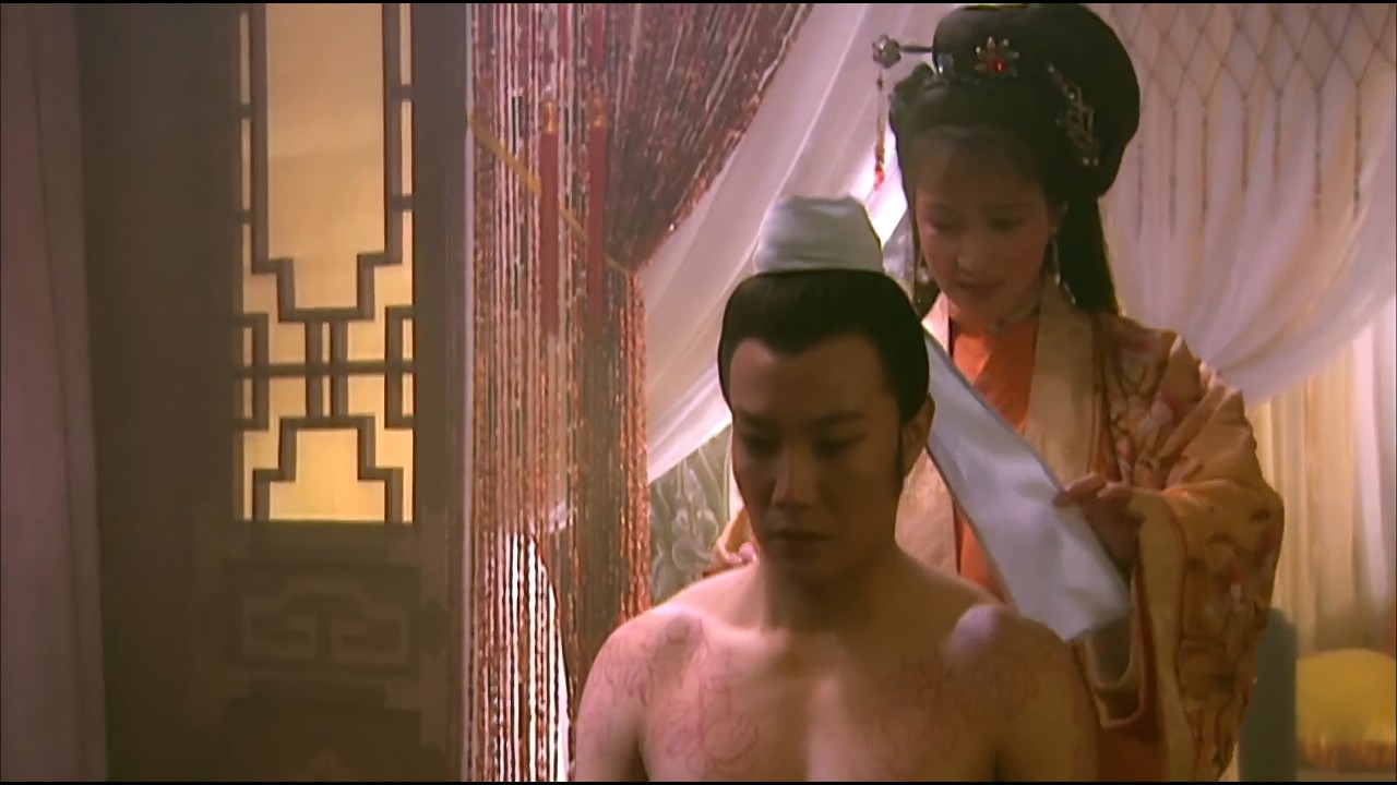 丈夫長期不在家，妻子看見小白臉健壯的身軀，竟動了這樣的心思！