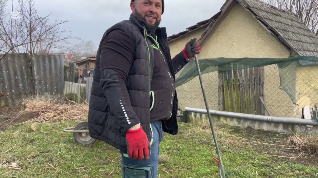 Krisztián takarítja az udvart 🪏🪚😜