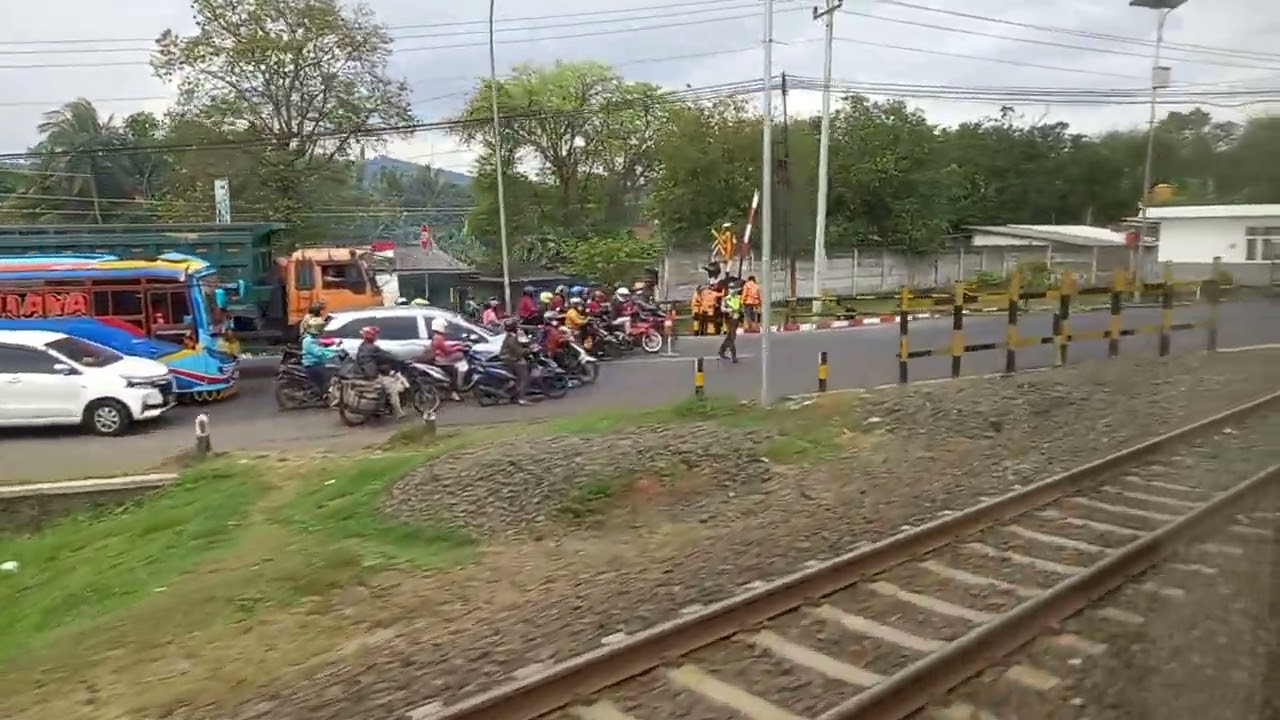 Detik-detik Kereta Api Berhenti Stasiun Karanganyar Kebumen
