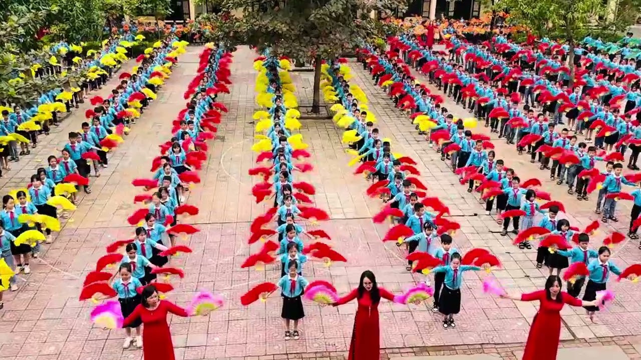 Tiết mục múa hát chèo của thầy trò trường Tiểu học Thị Trấn Vũ Thư Thái Bình.