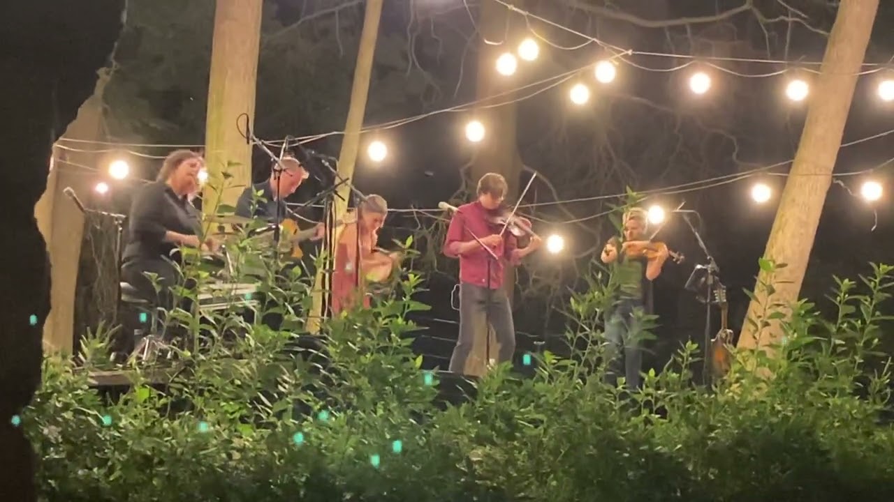 Runa with Jake James on fiddle