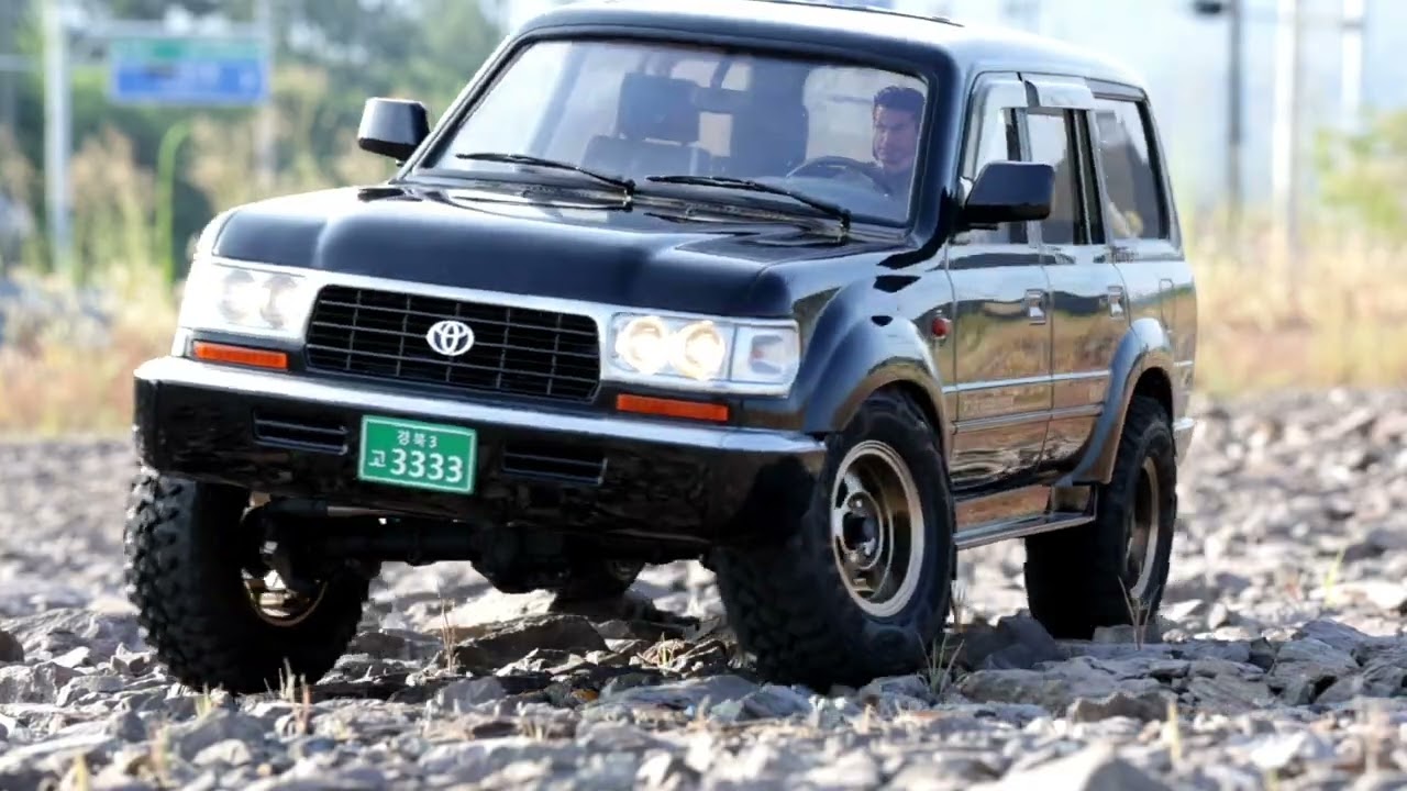 rc car \ the rc car  driving of the urban type \ toyota LC80 scale rc \ scx10-ii rc