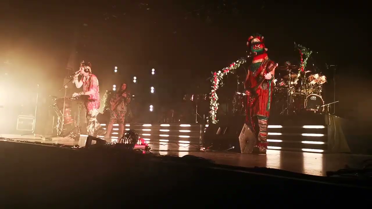 Crystal Fighters. CaixaBank Madrid Live Experience 2025. Dedicada a Palestina