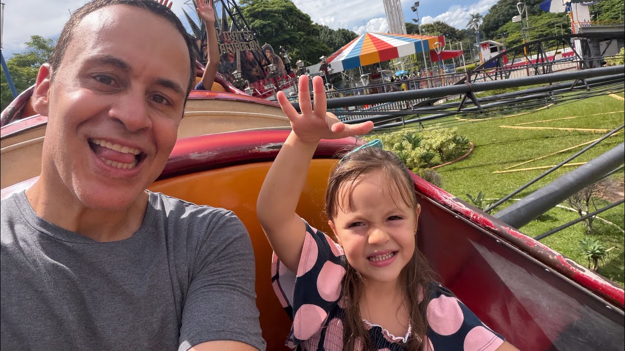 Clara brincando na Lagarta (minhocão) no parque Guanabara. 