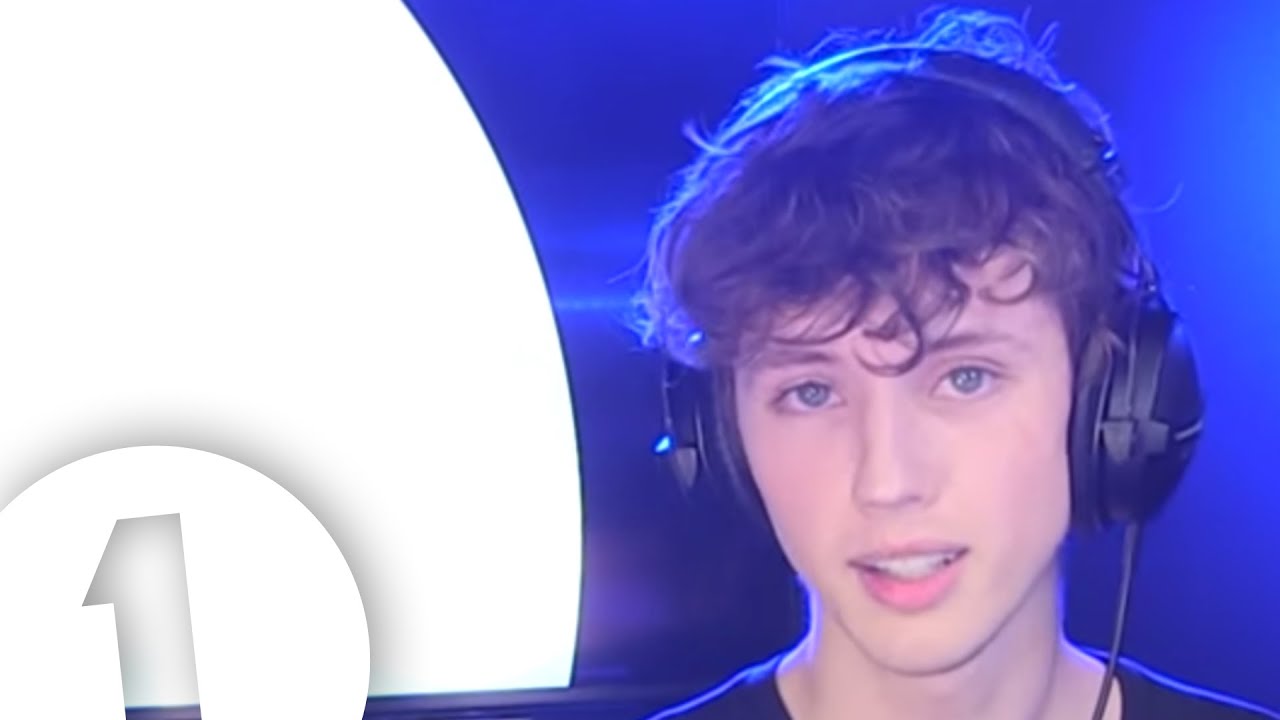 Troye Sivan vs British Slang!