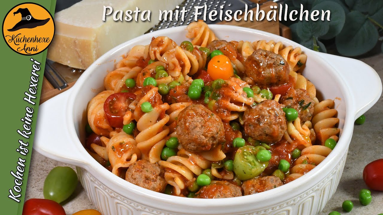 Das Familienessen Pasta mit Tomatensauce und Fleischbälchen