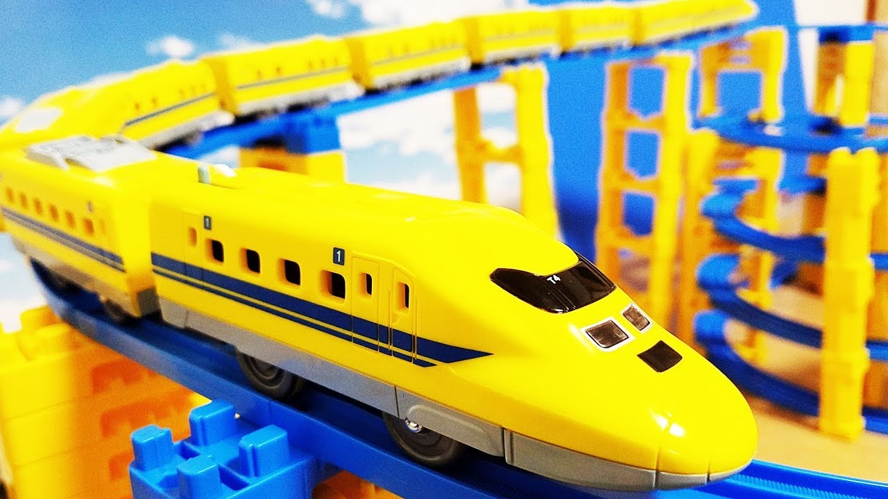 プラレール 新幹線 シンカリオン ドクターイエローに中間車両をたくさん連結! 踏切や洗車場、跳ね橋を通過! タワーのコースでじこはおこるさ E3とクロス合体! hifumitoy