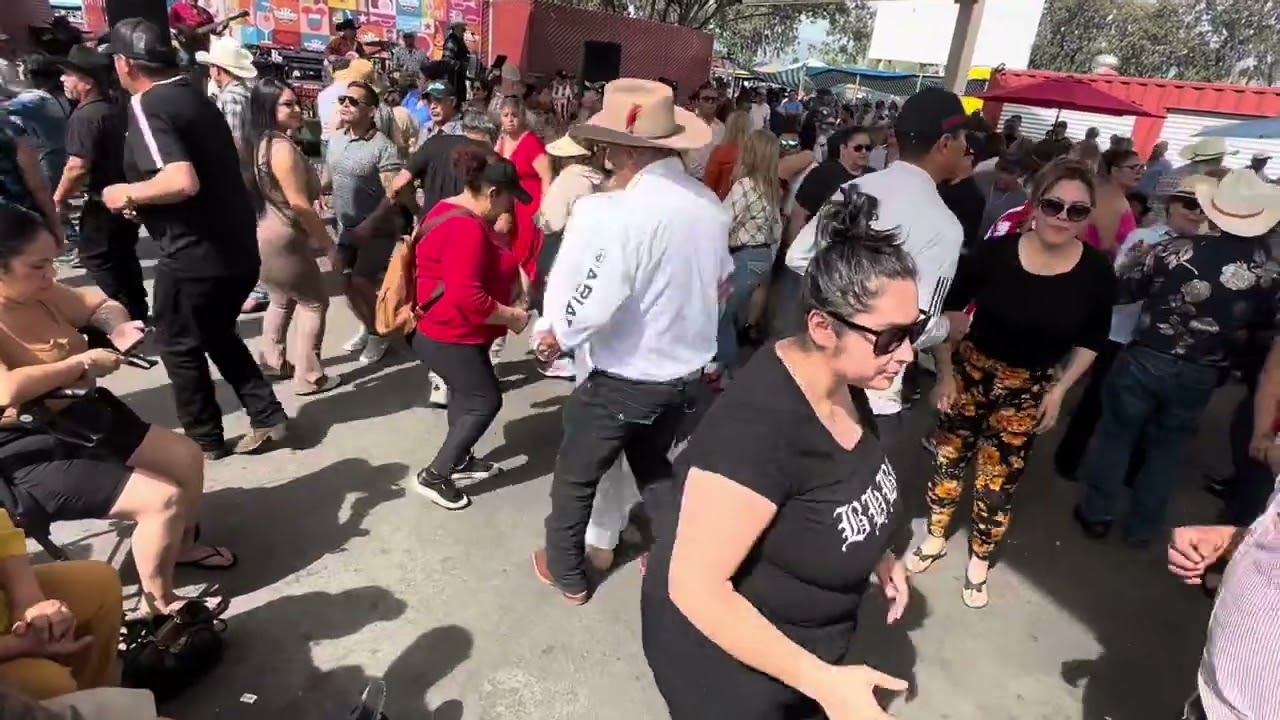 No  cabían los bailadores a rebentar la pista enla pulg de San José cal