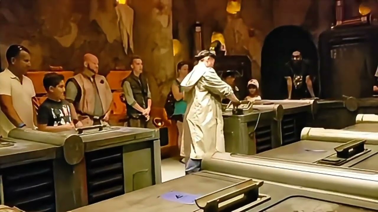 Lightsaber building at Savi's Workshop in Hollywood studios #lightsaber #starwars #galaxysedge