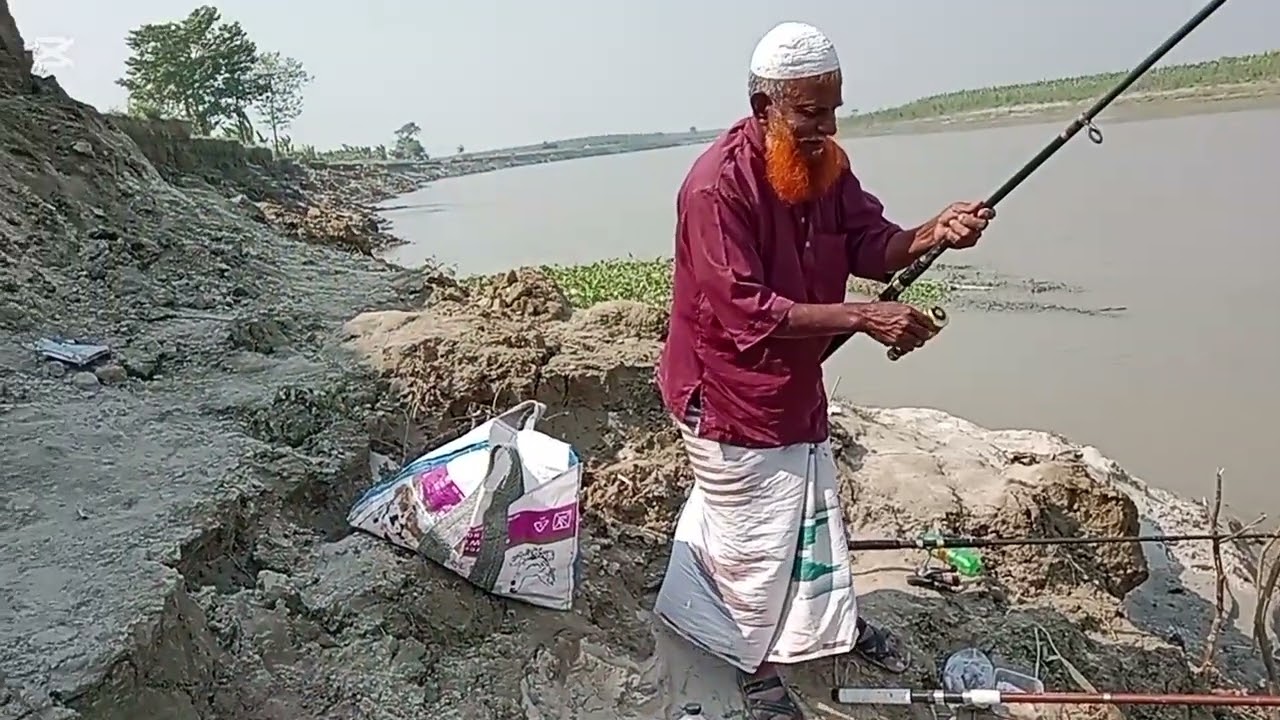 মাছ ধরা শুরু হয়েছে পদ্মা নদী হঠাৎ পাড়া