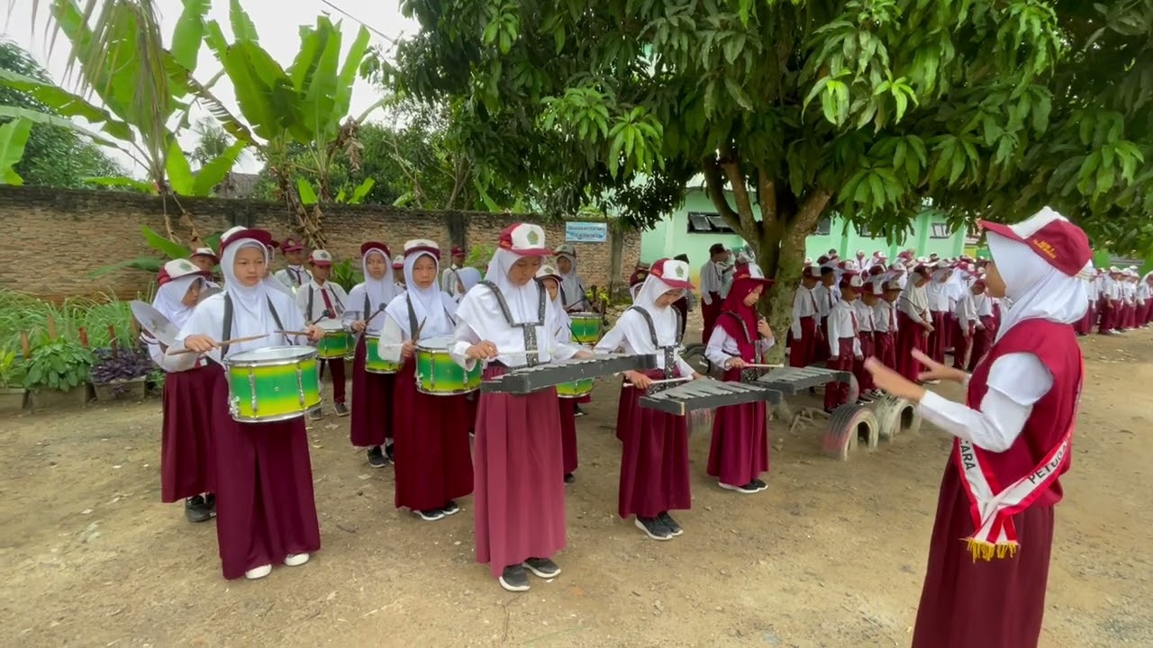 Mengenungkan cipta oleh dramband siswa/siswa MIN 1 TUlang BAwang