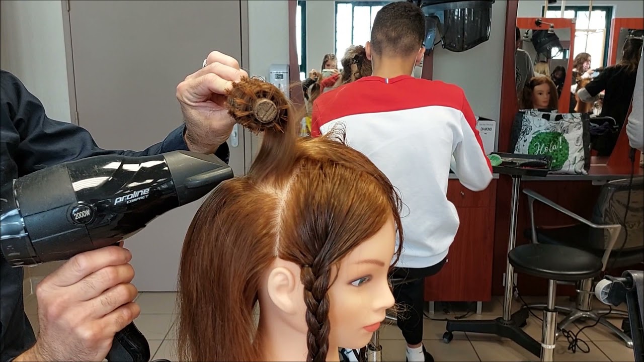 Technique du brushing avec et sans volume sur cheveux lisses