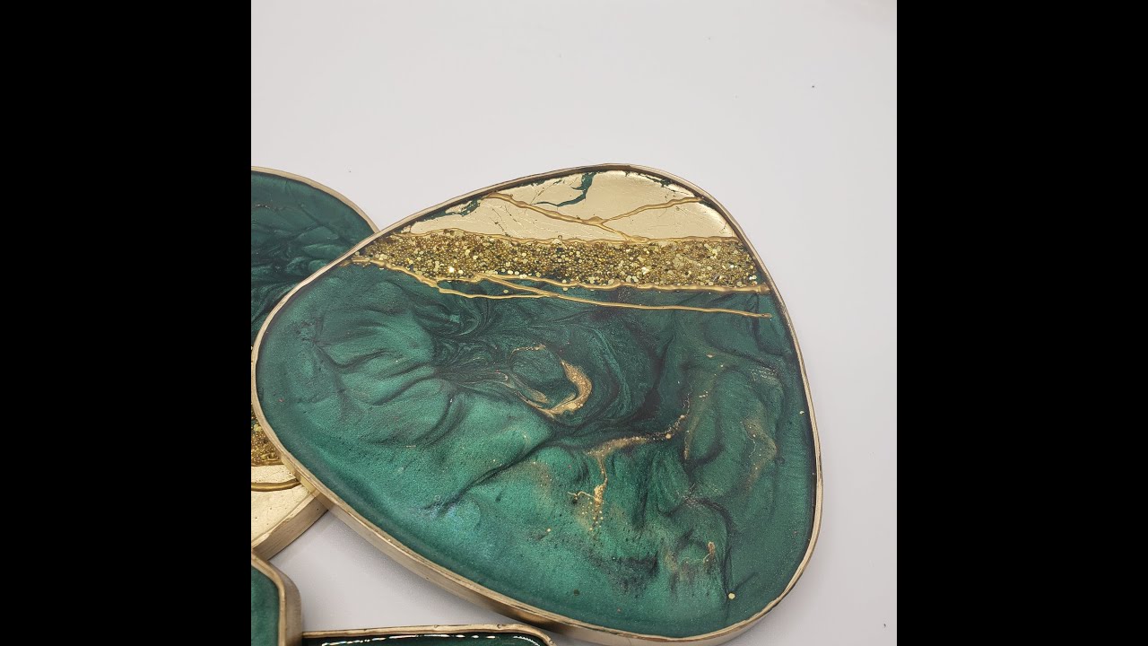 Malachite coasters. Wow! They are amazing! Resin, mica powder and GLITTER :-)