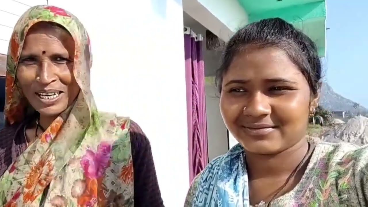 मां जी इतनी जल्दी-जल्दी रोड की मिट्टी क्यों रख रही हैं