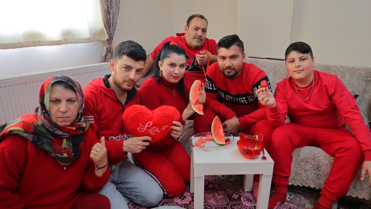 يوم كامل باللون الأحمر //لبسنا وأكلنا وشربنا كلو أحمر 🟥