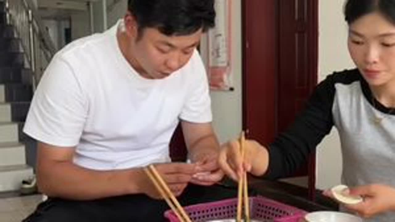 明天公公就要出门了，今天去超市买了一些零食和矿泉水，顺便买了点肉包了一顿饺子，公公做了饺子宴又是煮的又是煎的，我们都喜欢吃地菜馅饺子。#我的乡村生活 #新农人计划 #记录真实生活 #家庭日常