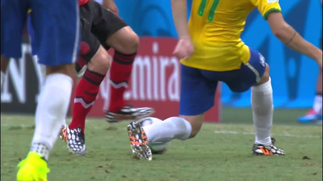 Andr&eacute;s Guardado skills vs Brazil - HD