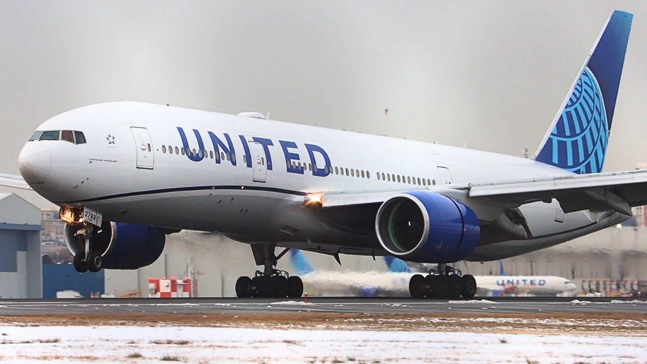 (HD) CLOSE UP Plane Spotting at Newark Liberty International Airport