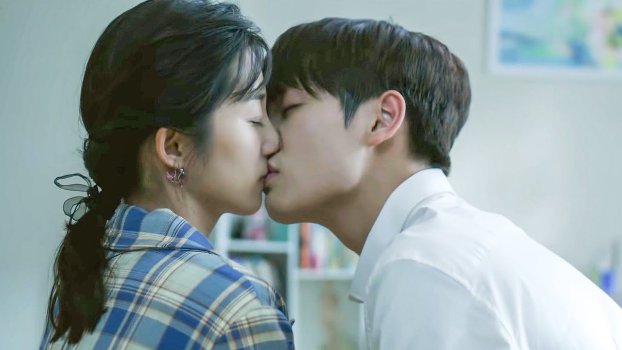 ซีอีโอขี้เมากอดซินเดอเรลล่าและสารภาพรักกับเธอ และซินเดอเรลล่าก็ตอบด้วยการจูบ