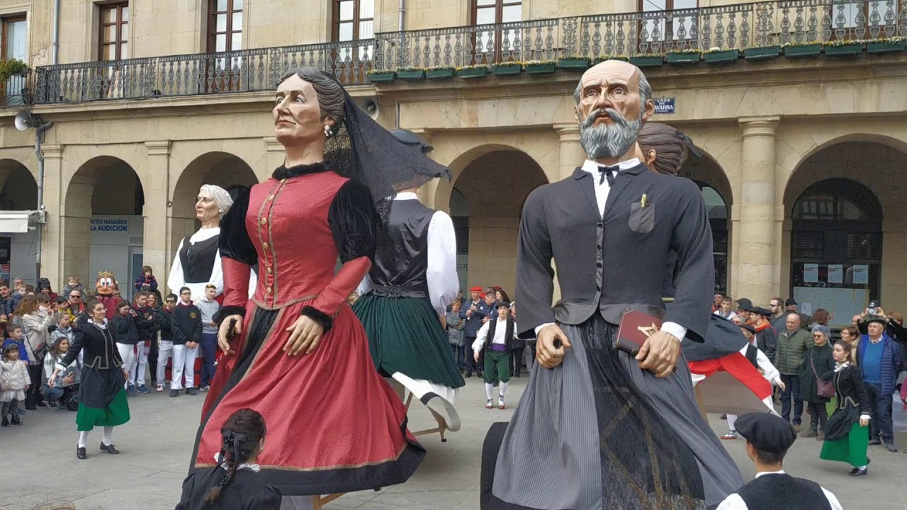 Jota La Pilindros gigantes de Asier Marco y Tafallako dantza taldea.