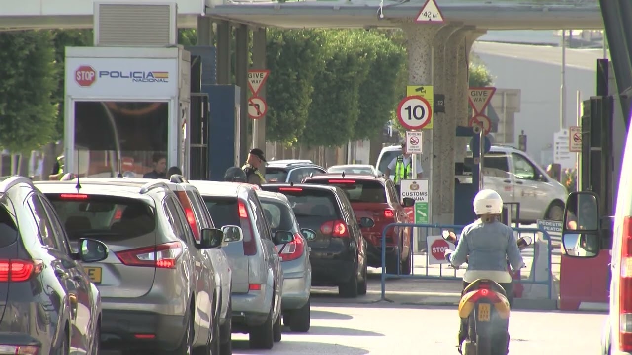 Vuelven las colas a la Verja por la solicitud del pasaporte a los vehículos gibraltareños