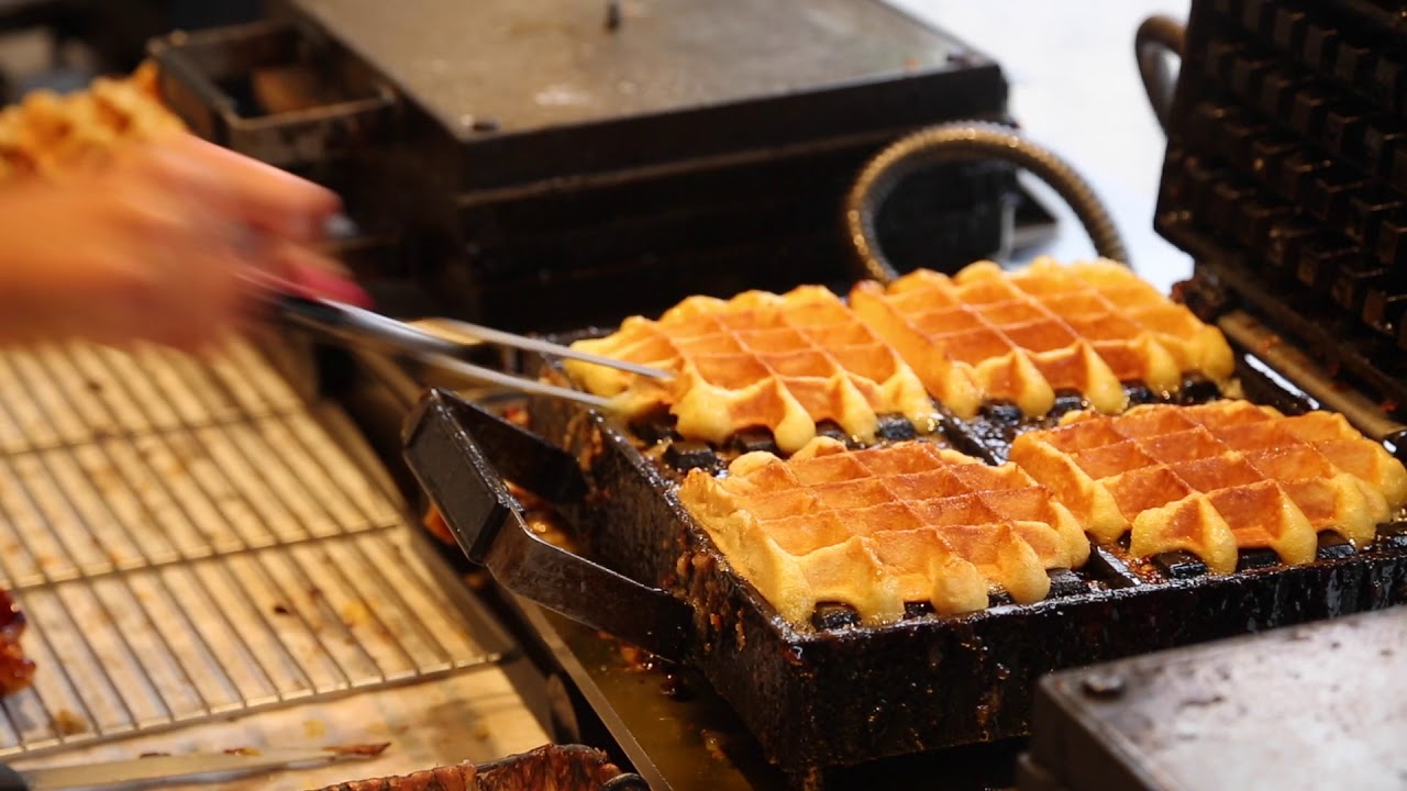 Belgium Street food Waffle / Belgique Wallonie Liège Street food Gaufre