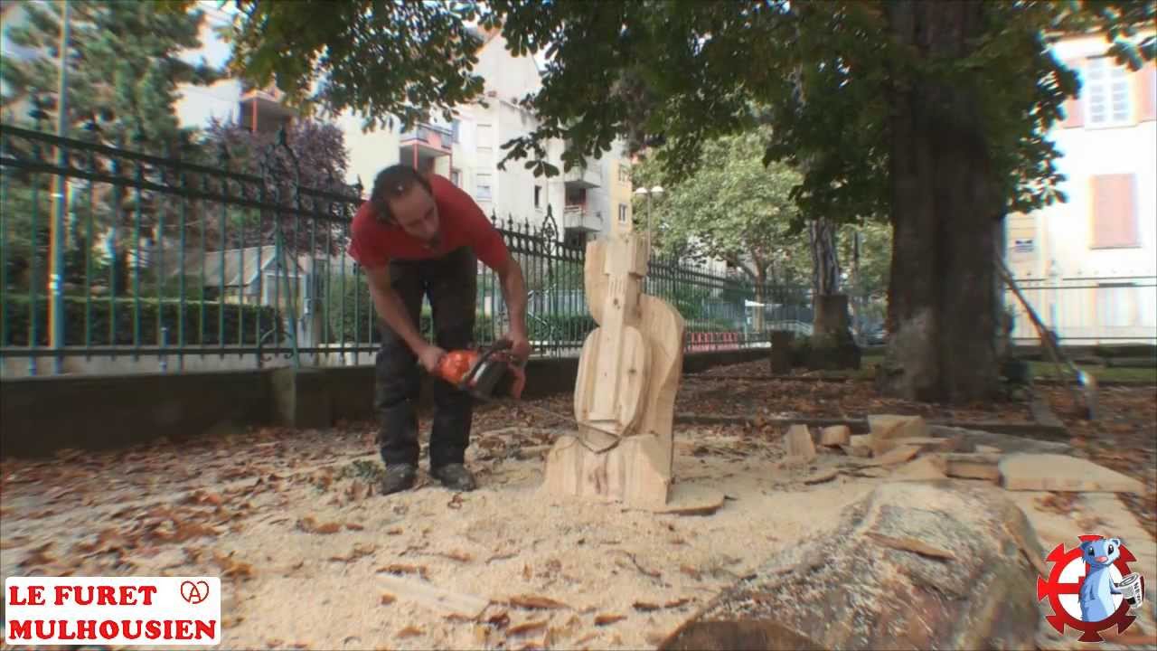 Sculpture à la tronçonneuse au festival Barb'Art