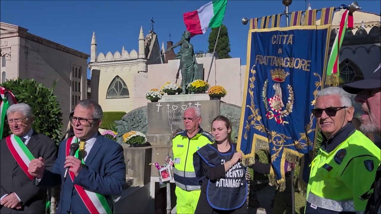 Frattamaggiore 4.11.2025 posa Corona al Sacrario Caduti nel Cimitero e la Lapide in Piazza Umberto 1