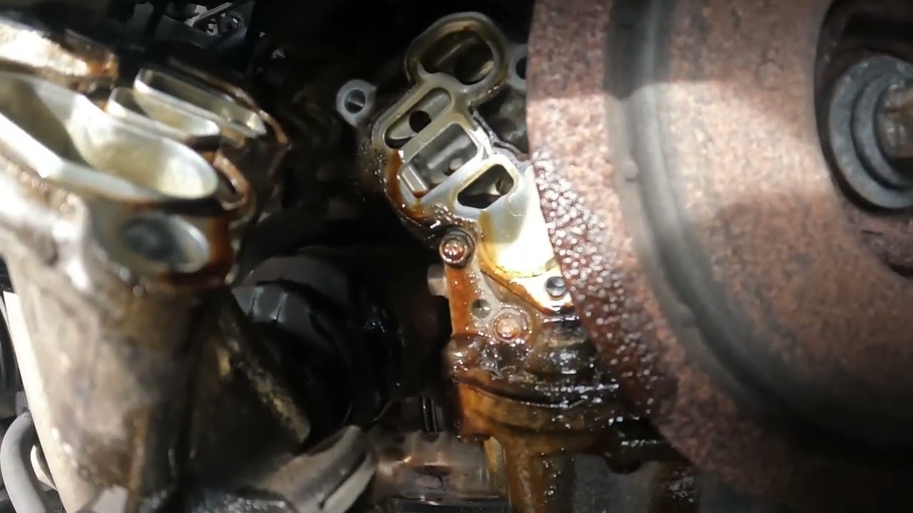 В автомобиле Acura TL 2005 года выпуска обнаружена утечка масла.