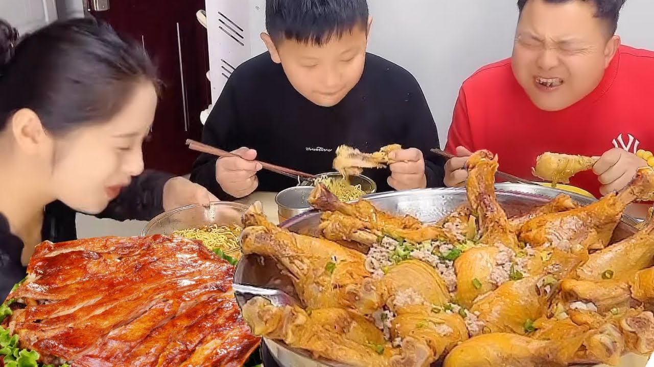 My stingy husband won't let me eat chicken legs, but my son helped me eat them