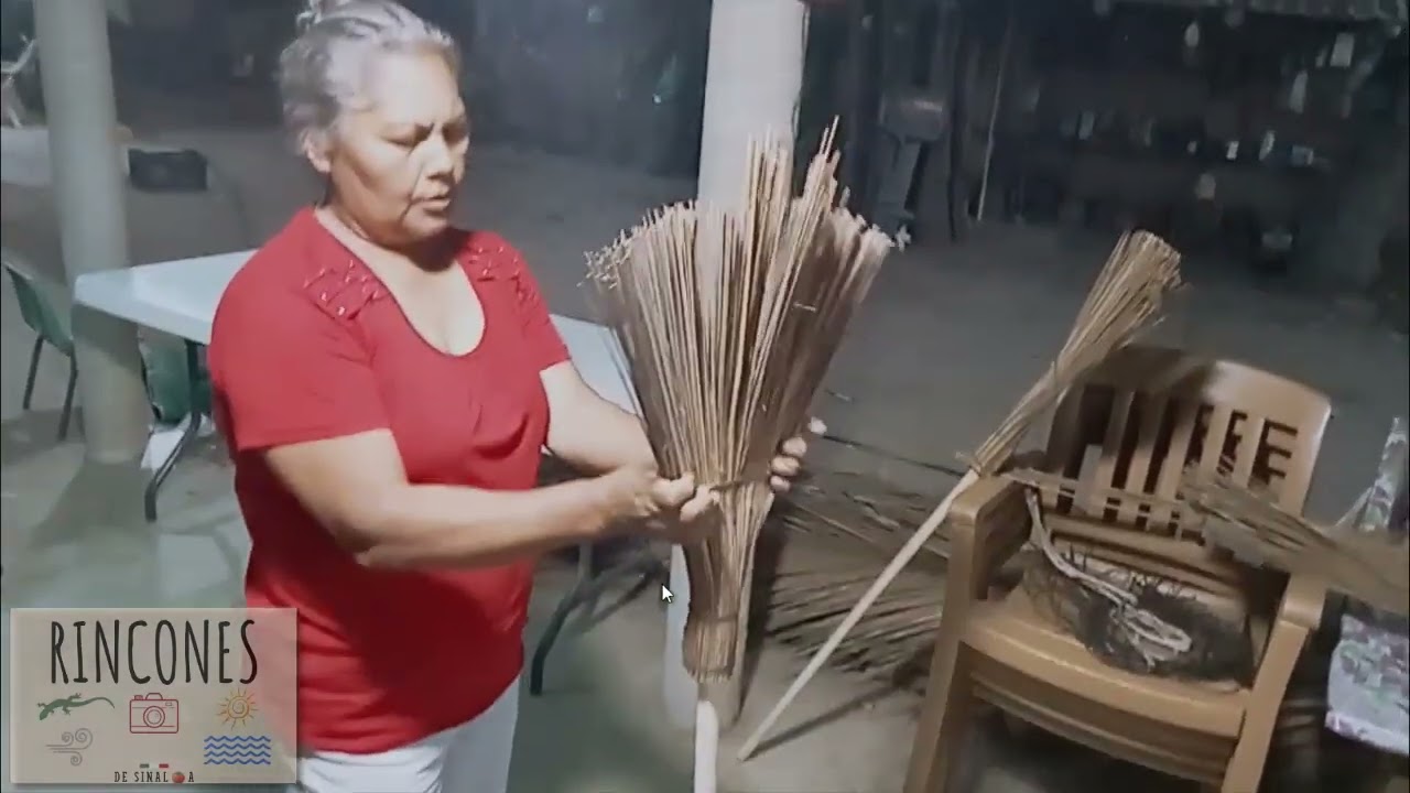 Elaboración de escobas  de palma totalmente artesanales en el Ejido Vázquez Moreno El Rosario.