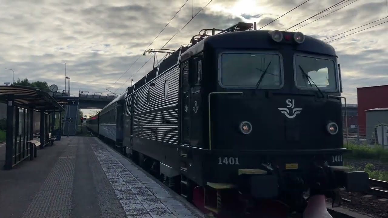 Tåg i Sävenäs en majkväll 2024. Trains at Sävenäs an evening in May 2024.