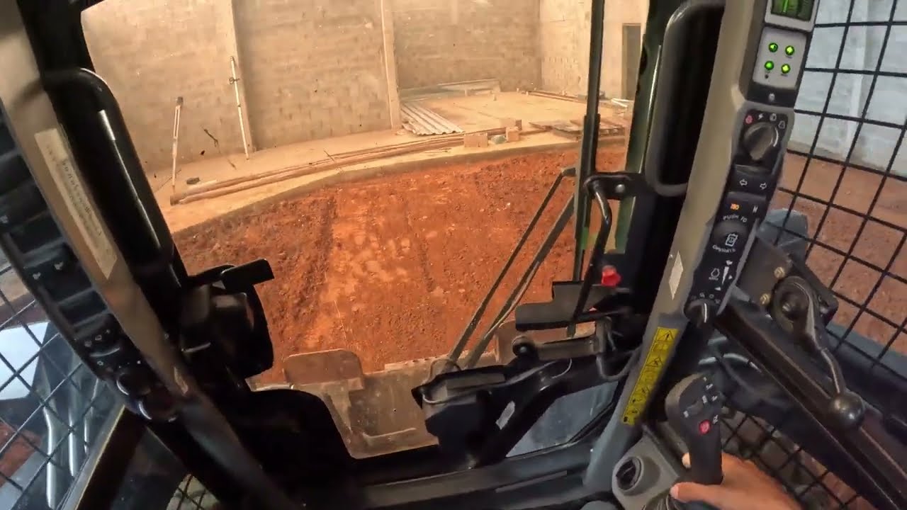 MINI CARREGADEIRA NEW HOLLAND L320 
