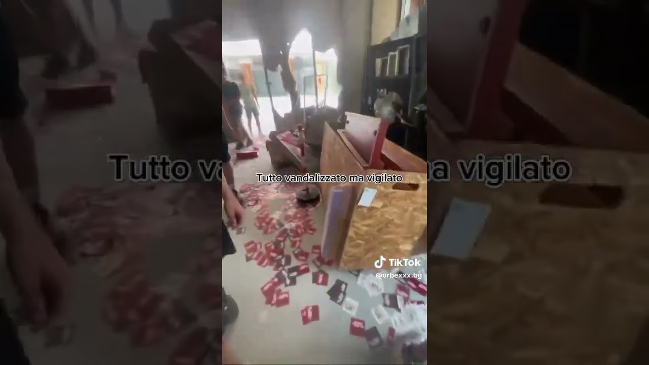 QUESTI RAGAZZI SCOPRONO UNO DEI CENTRI COMMERCIALI ABBANDONATI PI&Ugrave; INQUIETANTI D&rsquo;ITALIA!