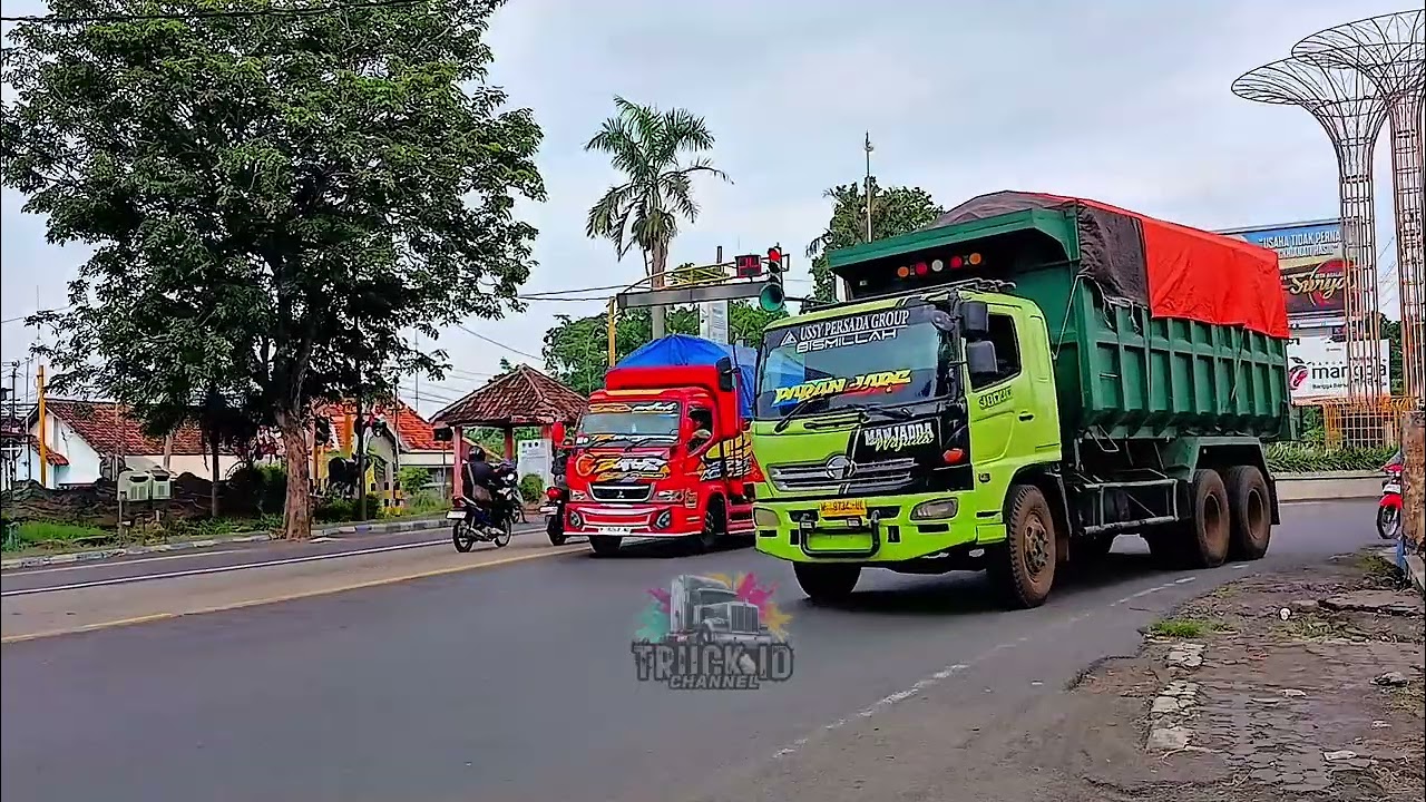 Dump Truk Pasir Muatan Berat Melintas di Jalan Pantura | Road Atmosphere - Truk Kontainer, Dump Truk