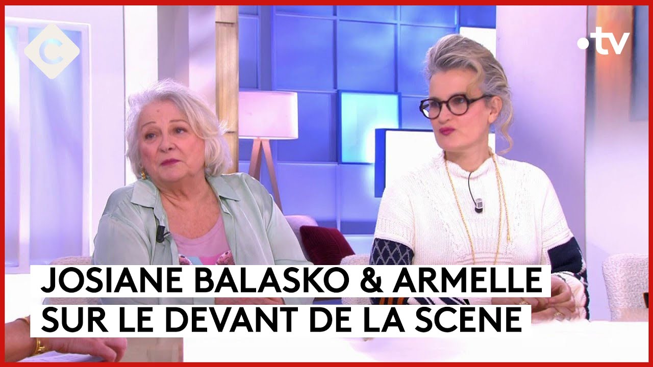 Bienvenue dans le chalet de Josiane Balasko & Armelle ! - C à Vous - 27/11/2023