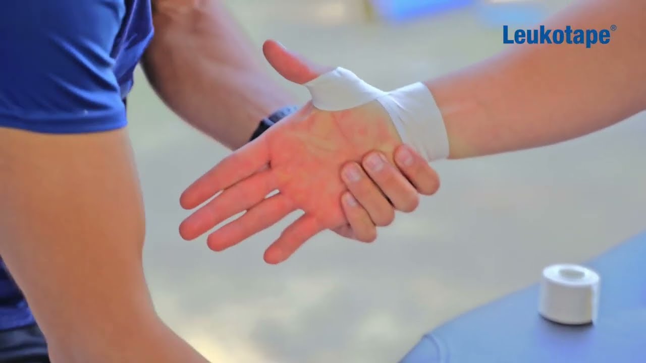 Leukotape® Classic Aplicación tape de esguince en el pulgar.