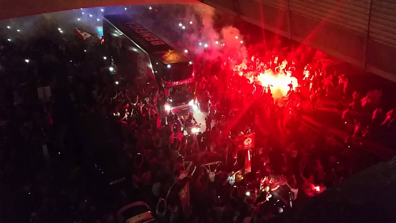 Adeptos do benfica festejam  no aeroporto do porto