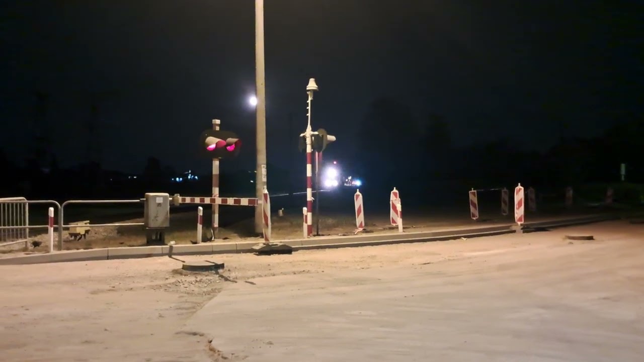 Nocny SA135 przelatuje przez Radzymin. (sorry z tego toi toia, ale przejazd był w remoncie)