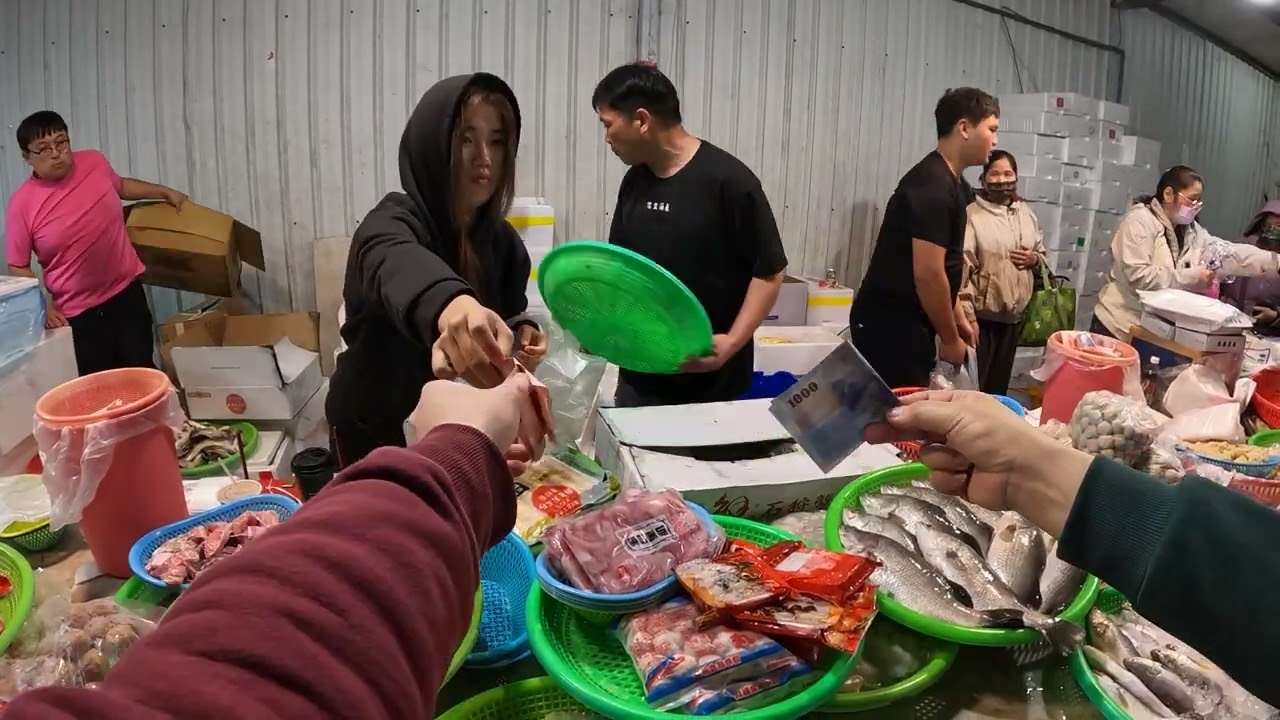 UNBELIEVABLE ENERGY! Is This the Funniest Way to Buy Fish Witness the Intense and Hilarious Seafood