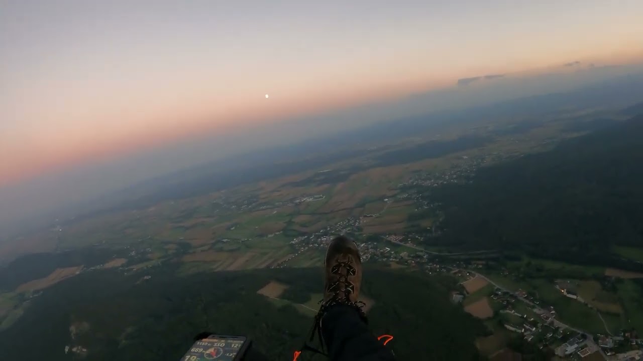 Paragleiten beim Sonnenuntergang über der Hohen Wand