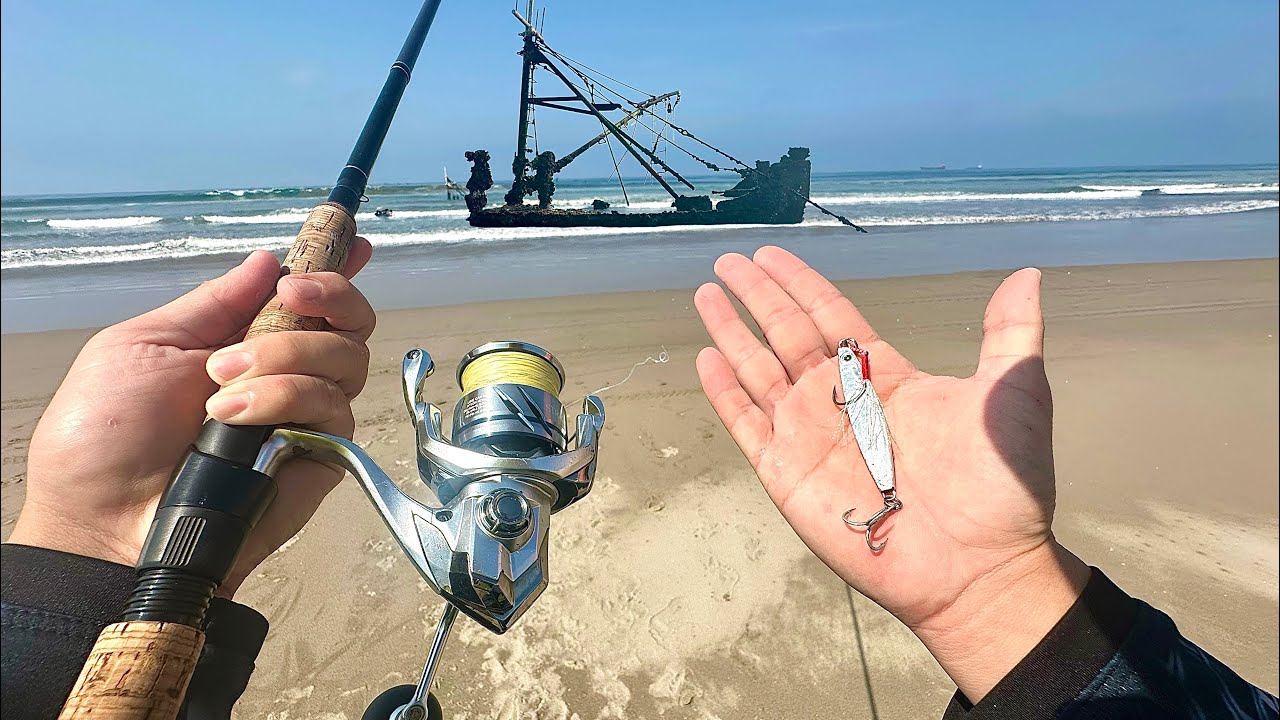 PESCANDO de ORILLA con JIGS en un BARCO HUNDIDO // pesca con Roger y isrra Fishing