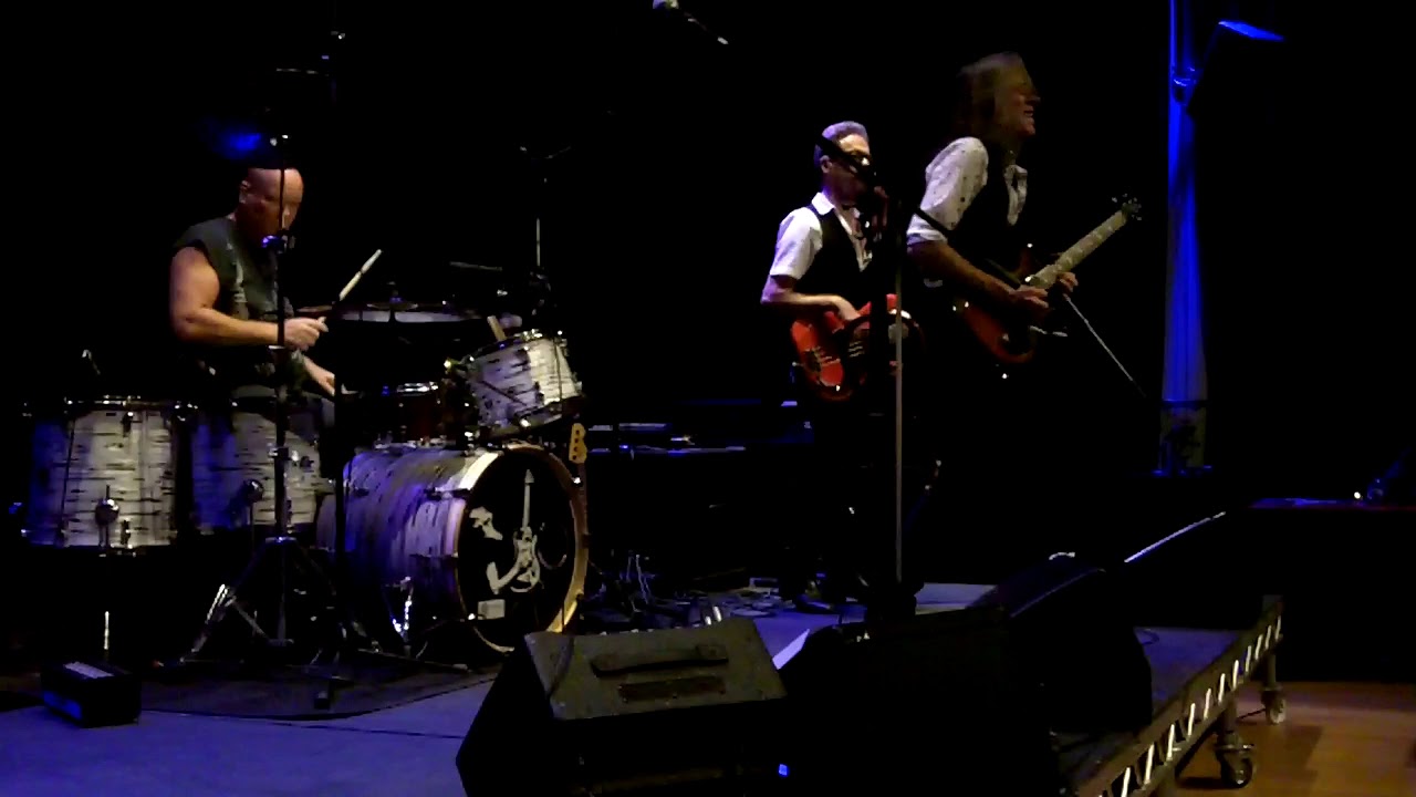 The Pat McManus Band performing 'The Messiah will come again' @ 7 Hills Blues Fest, Armagh.