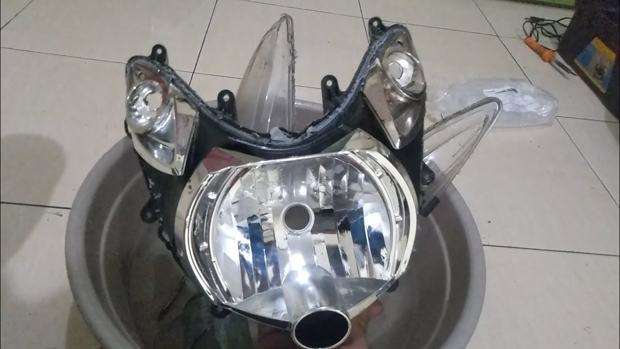 Membuka mika reflektor menggunakan air panas reflektor Mio soul karbu