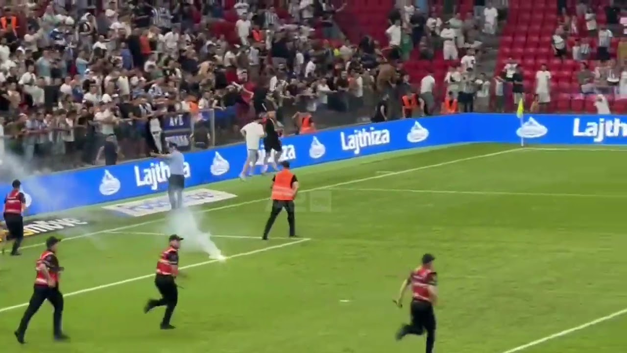 Momenti i përplasjes fizike mes tifozëve të Tiranës me ata të Beshiktash