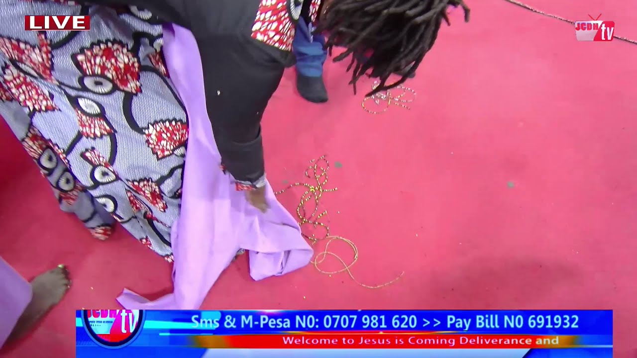 MCHAWI ALIEKAMATWA NA HIRIZI KANISANI - 3 LADIES